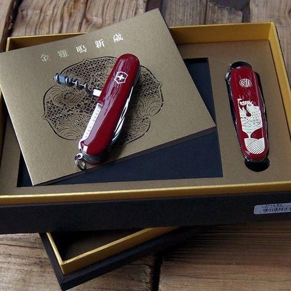 Складаний ніж Victorinox Huntsman Year of the Rooster 1.3714.E6 1.3714.E6 фото