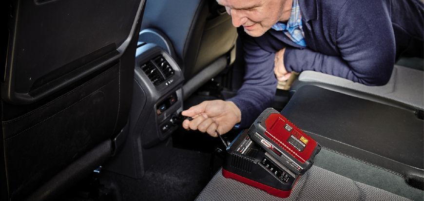 Зарядний пристрій Einhell PXC Power X-Car Charger 3A (4512113) 4512113 фото