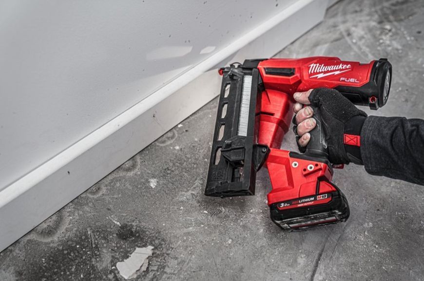 Пістолет цвяхозабивний акумуляторний безщітковий MILWAUKEE, M18 FN16GA-202X (зарядний пристрій M12-18 FC, 2 акумулятори М18 В2 2 4933478092 фото