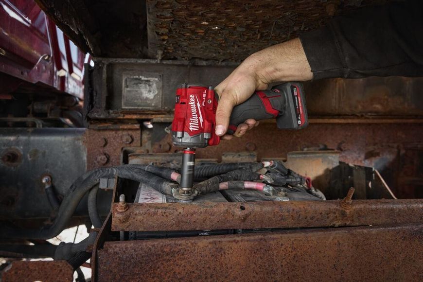 Гайковерт акумуляторний безщітковий 3/8'' MILWAUKEE, M12 FCIWF38G3-502X, 745Нм, з кільцем (зарядний пристрій С12 С, 2 акумулятор 4933493452 фото