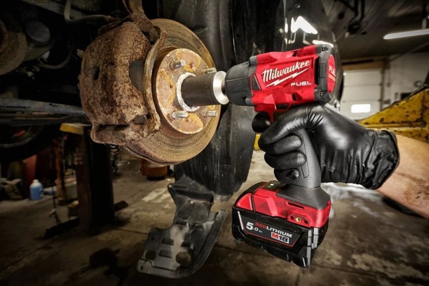 Гайковерт акумуляторний безщітковий MILWAUKEE 1/2" (881 Нм) M18 FMTIW2F12-502X, з фрикційним кільцем, (+ заряд.пристрій, 2 акуму 4933478450 фото