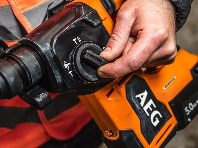 Перфоратор акумуляторний безщітковий AEG BBH18BL2-0, SDS+, 18В, 2.5 Дж, 5000 уд/хв 4935480697 фото