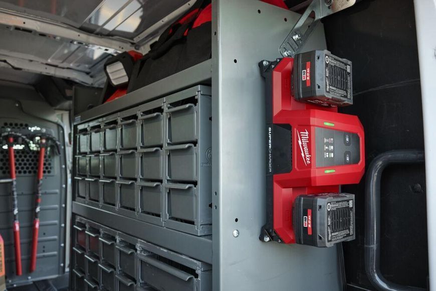 Зарядний пристрій MILWAUKEE, M18 MDBSC DUAL SUPER CHARGER (на 2 акумулятори) 4932498557 фото