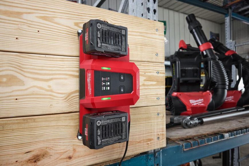 Зарядний пристрій MILWAUKEE, M18 MDBSC DUAL SUPER CHARGER (на 2 акумулятори) 4932498557 фото