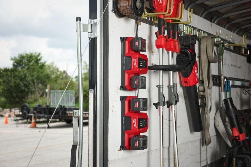 Зарядний пристрій MILWAUKEE, M18 MDBSC DUAL SUPER CHARGER (на 2 акумулятори) 4932498557 фото