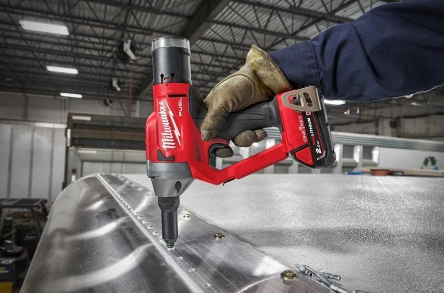 Заклепочник акумуляторний безщітковий MILWAUKEE M18 ONEFPRT-202X, діаметр заклепок 4,8-7,0мм (зарядний.пристрій М12-18 FC, 2 аку 4933478602 фото