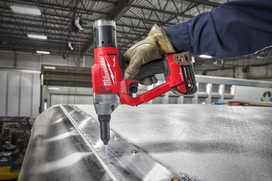 Заклепочник акумуляторний безщітковий MILWAUKEE M18 ONEFPRT-202X, діаметр заклепок 4,8-7,0мм (зарядний.пристрій М12-18 FC, 2 аку 4933478602 фото