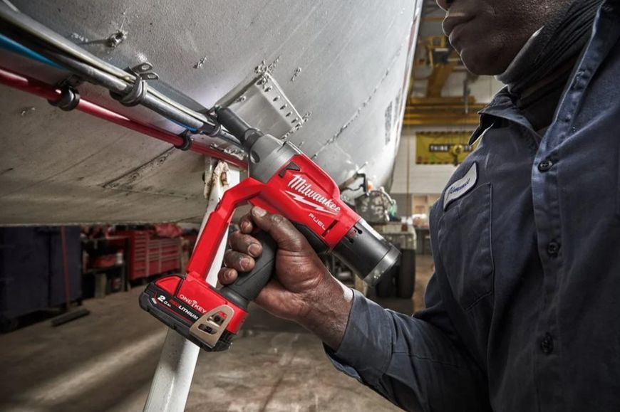 Заклепочник акумуляторний безщітковий MILWAUKEE M18 ONEFPRT-202X, діаметр заклепок 4,8-7,0мм (зарядний.пристрій М12-18 FC, 2 аку 4933478602 фото