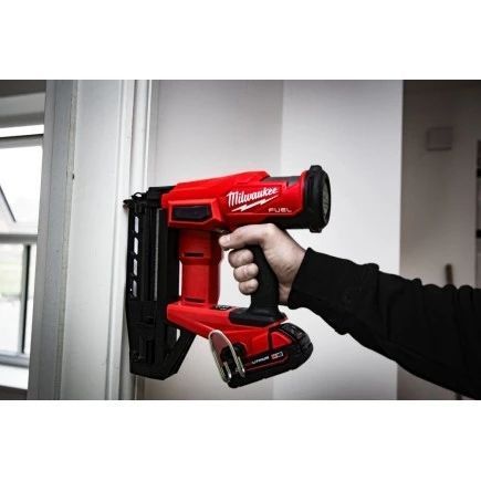 Пістолет цвяхозабивний акумуляторний безщітковий MILWAUKEE M18 FN16GS-0X (25-64 мм) (каркас, HDкейс) 4933493353 фото